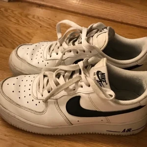 Nike airforce 1 - Köpte dessa här på plick men de var tyvärr för små för mig. De är 39 möjligen 39,5, jag har storlek 40 och kom i de men skulle inte rekommendera någon med den storleken att ha de. De säljs billig så de ser ut så längst bak på hälarna i båda skorna (se sista bilden) och där finns ett svart streck som jag försöker skrubba bort , de var så när jag fick de. Priset kan diskuteras , omstartad budgivning pga oseriösa köpare 💕