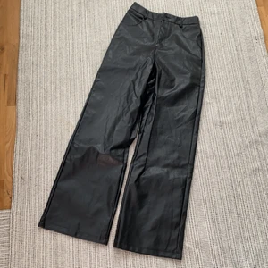 Assnygga fakeläder/skinn byxor - Jättesnygga men tyvärr förstora för mig. Passar nog S också? Bra skick men knappen är lite lös men inget som märks när den är knäppt. (Bild 2 är lånad men de ska sitta ungefär så) 