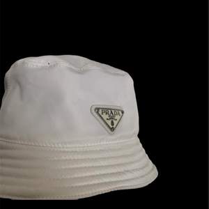 Prada bucket hat, Inte äkta, vit färg