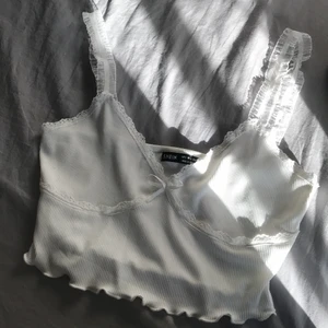 Linne - Ett snyggt vitt linne från shein men jätte snygga band! 