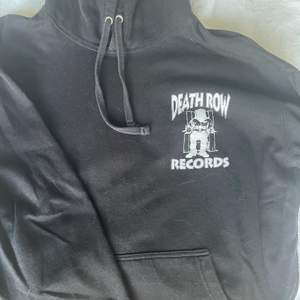 En death row records hoodie i strlk M, sitter lite overzised och sjukt bra passform, anledning till att jag säljer är pga att den är för kort!