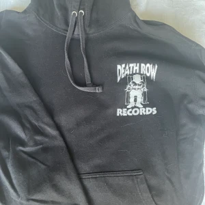 Death row records  - En death row records hoodie i strlk M, sitter lite overzised och sjukt bra passform, anledning till att jag säljer är pga att den är för kort!