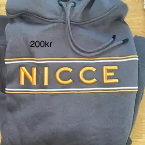 Nicce hoodie använd ca 3-4 gånger, väldigt bra skick, frakt går att lösa!