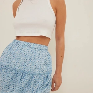 Kjol na-kd - Så fin blommig kjol från na-kd! Prislappen kvar och aldrig använd!💕så fin färg!