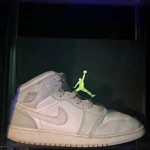 Jordan 1 camo mids - Jordan 1 mid camo white i storlek 40 💥Box finns💥 fantastisk vit färg som matchar bra med den vita och är ☀️perfekta till sommaren☀️, en färg som man inte kan gå fel med 💥Priset kan sänkas vid snabb affär💥,  skickar gärna flera bilder! 💥möter upp i Stockholm eller frakta💥