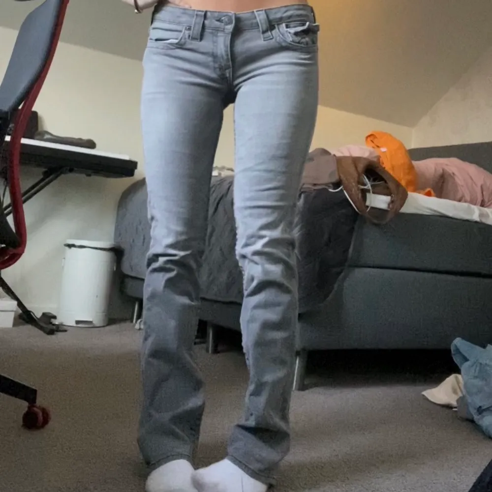 Kan inte fatta att jag droppar mina favoriternas någonsin… säljer då dessa true religion jeans i storlek 29/32 (skulle säga att det är lite mindre) perfekt lågmidjat och bootcut! . Jeans & Byxor.