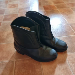 Vinterskor - Fodrade och använda en gång så i väldigt fint skick. 