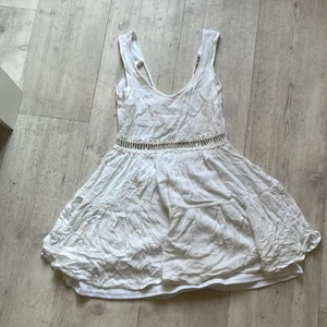 Student/skolavslutnings klänning - Använd en gång för några år sen. Aldrig använd sen dess, öppen rygg.