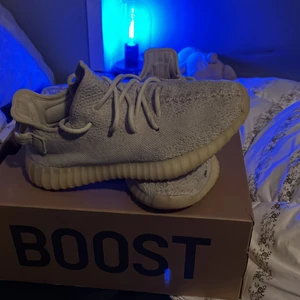 Yeezy 350 Butter - Köpta för några år Sen på ETRESEX (gamla PlugMePlease) men är nu allt för små. Skulle gissa att dom passar Tjejer eller Unga killar runt 11 år                     Nypris: 3495                                                                          Mitt pris: 1200 då dom är använda.                                     Inga skador eller fläckar🥷🏾
