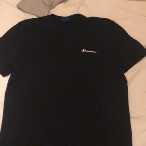 Champion tshirt, svart - Säljer nästintill oanvänd tshirt från champion. Nypris 200kr