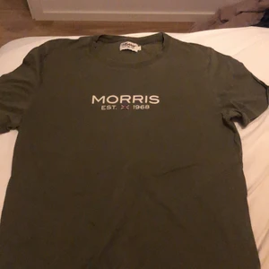 MORRIS, tshirt mörk grön.  - Mycket fint skick, använd fåtal gånger. Storlek M. Nypris 500kr