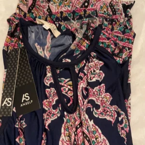 Klänning storlek xs  - Lång, blommig klänning med skön material, funkar toppen att ha på sig till stranden t.ex, aldrig använd kan skicka fler bilder vid intresse 