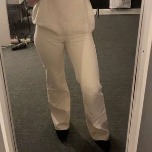 Beige Jeans Bik bok - Beige raka jeans från bik bok. Köpt för 599 säljer för 200! Kan skicka men frakt står du för!