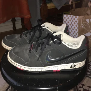 Air force svarta  - Skit coola skor. Köpta för länge sen men aldrig använda. Säljer för dom är för stora för mig. Storlek 38. Svarta med lite rosa detaljer och så är Nike loggan skimrande. Super bra skick! Hör av angående frågor 💖