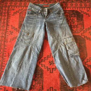 Y2k jeans - Byxor från humana. Väldigt baggy och coola. Aldrig använda. Avklippta då jag är väldigt kort. Om man vill att dom ska va ”långa” passar dom någon som är 160 eller kortare. Priset är inte inklusiv frakt utan frakt tillkommer. Hör av er om ni har några frågor eller vill ha fler bilder 💞