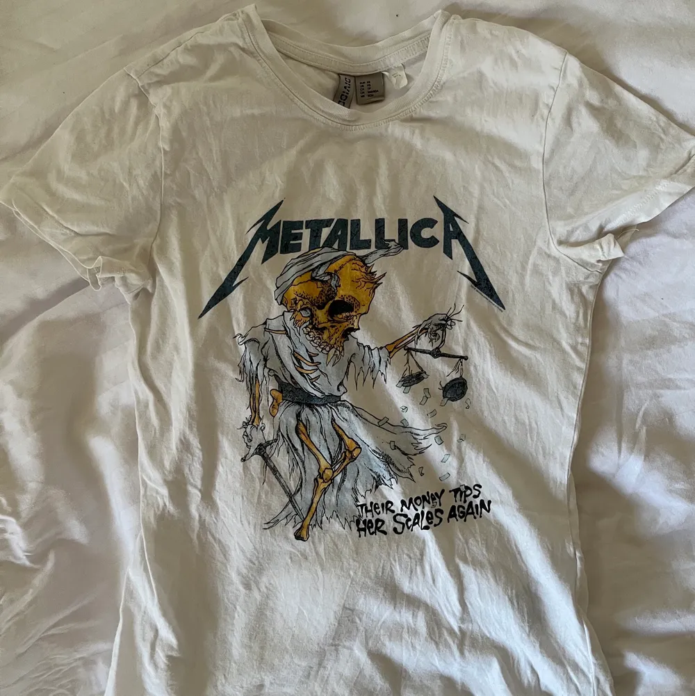 Vit t-shirt från H&M i storlek XS med Metallica tryck. Frakt 13 kr!🥰. T-shirts.