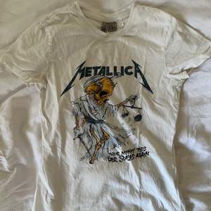 Vit t-shirt från H&M i storlek XS med Metallica tryck. Frakt 13 kr!🥰