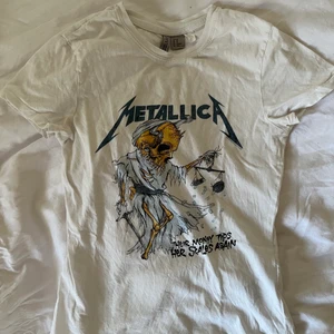Vit Metallica t-shirt från h&m strl XS - Vit t-shirt från H&M i storlek XS med Metallica tryck. Frakt 13 kr!🥰