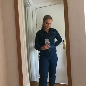 Jeans jumpsuit - En jeans jumpsuit som sällan kommer till användning, därav i nyskick🥳 Den är ifrån na-kd i storlek 36