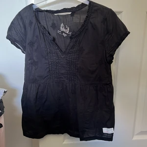 odd molly topp - En jättefin odd molly topp som inte används längre. Den är supersöt och passar till mycket. Inte genomskinligt material men luftigt och bra! Kan köpas billigare vid snabbt köp