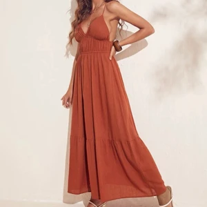 Klänning  - Klänning från H&m! Köpt för länge sen men kommer inte till användning💕