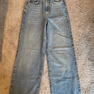 ❗️Ljusblåa Idun jeans från GinaTricot❗️ - 💕Säljer dessa fina ljusblåa jeansen då jag inte använder de längre. Jeansen är i storlek 34, och de passar perfekt till allt💕