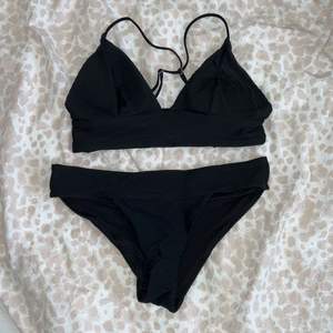 En svart bikini från H&M. Storleken på underdelen (brazilian torsor) är 38, och överdelen är 36. 60kr för både över/underdelen +frakt ❤️
