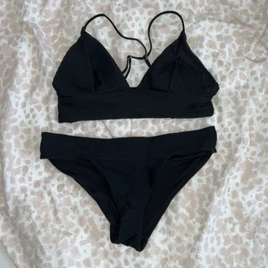  bikini!  - En svart bikini från H&M. Storleken på underdelen (brazilian torsor) är 38, och överdelen är 36. 60kr för både över/underdelen +frakt ❤️