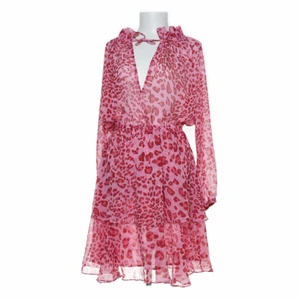 Söt rosa klänning  - Säljer nu min söta klänning från NaKd, köpt second hand men kommer ej till användning. Superfin till sommaren 💓💓💓