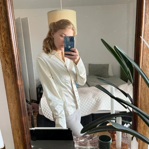 Sidenblus från Gina Tricot - Fin sidenblus från Gina i storlek M. Endast använd 1 gång. 