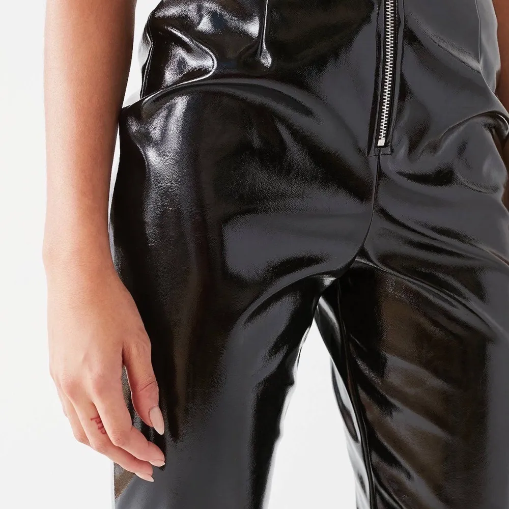 Nypris 900kr + frakt. IAMGIA Faux Black Shiny Pleather Vegan Leather Zip Front Pants. High Rise Zipper. Synthetic materials. Replick’d, just tried on, excellent condition. No tags. No holes, tears, . Jeans & Byxor.