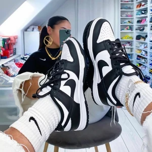 Nike dunk Panda Low - Säljer nu mina Äkta Nike dunks då jag tycker jag ser för breddfotad av dem tyvärr. Har ett konstigt komplex med mina fötter haha.  Annars är den juuu så fina 😫😭🐼dem är köpta för  3199kr plus frakt och är helt oanvända och är storlek 39 :) 
