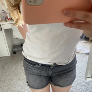 Midrise shorts gråa - Säljer dessa snygga midrise gråa shortsen som passar perfekt till nu när det börjar bli varmt! Använda Max 3 gånger och är i nyskick! Köparen står för frakten!❤️