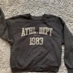 Säljer denna skit coola college tröjan från Gina!! Super bra skick, säljer då den ej är min stil längre. Det är bara att skriva till mig om ni har frågor eller vill ha fler bilder!!❤️‍🩹