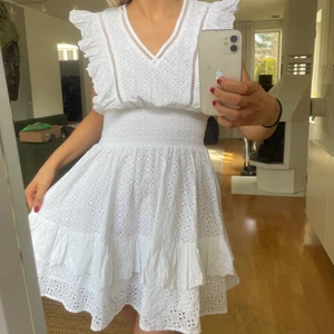 GUESS STUDENTKLÄNNING - Köpt en studentklänning som inte kommer komma tillanvändning från guess! Storlek M, sitter som en smäck för dem som har 36-38 eftersom den är stretchig i mitten! Jättefin o var kvalitet! Köptes för 1300kr säljer för 550! Köparen står för frakten, prislappen är kvar!