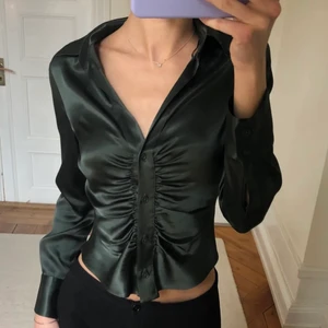 Grön topp - Lånad bild, storlek M egentligen tror bilden kan vara en xs/S. Har två exemplar