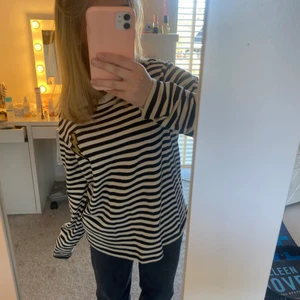 Randig tröja med blixt - Säljer denna snygga randiga tröjan med blixt som passar bra nu till våren! Den är i nyskick men använd några gånger. Köparen står för frakten❤️ PRIS KAN DISKUTERAS!