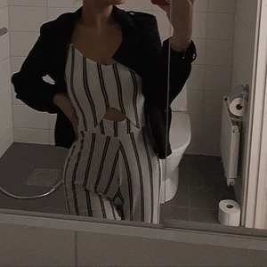 Byxdress - Fin randig byxdress ,storlek S men passar en Xs eller M beror ju på hur tajt man vill ha den ,den är kort vid benen ,kan skicka mer bilder om det önskas använd 1-3 gånger 