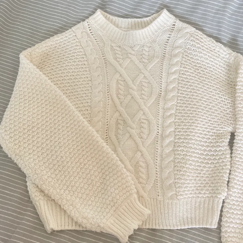 Säljer den här creme vita snygga stickade tröjan från hm! Den är köpt för flera år sedan så finns inte kvar att köpa, den är i bra skick något nopprig, säljer eftersom den blivit för liten för mig!💕 PRIS ÄR DISKUTERBART!. Stickat.