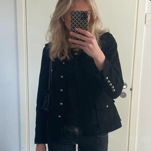 Kappa - Svart kappa från hm, inte fläckig utan det är spegeln😁 verkligen jätte gullig med fickor o h knappar😍 startar budgivningen om många är intresserade, direkt pris 400