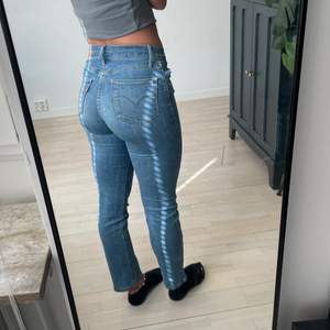 så fina jeans från Levis i en något kortare modell, storlek 26 men passar 34-38 då de är stretchiga