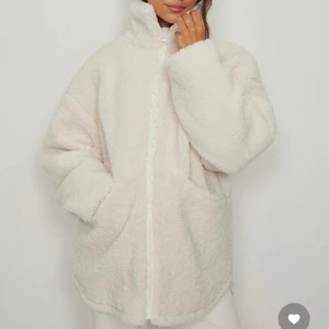 Teddyjacka NAKD - Säljer denna mysiga, drömmiga teddyjacka från NAKD för jag köpte en för stor storlek och kan inte längre returnera. Helt oanvänd, i plastpåsen! 🤗✨