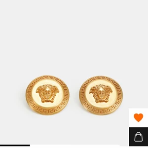 Versace Örhängen - Versace Örhängen (endast testade)  inköpta på zalando, säljes då dom är lite för stora för min smak.