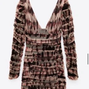 Zara klänning  - Använd vid 1 tillfälle, klänningen är en Medium. Inköpt för 399kr säljes för halva priset. 