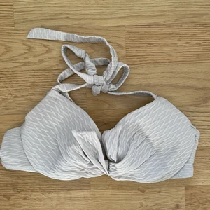 Bikini överdel från hm - Vit bikini överdel från hm. Använd få gånger. 