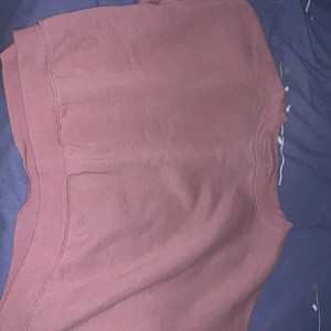 Hoodie i storlek M - Jag säljer denna hoodien för 70kr som är från lager 147. Det är storlek M men den är mindre i storleken. 