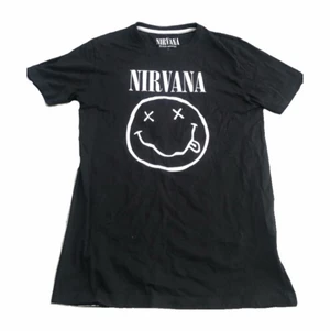 Nirvana Tshirt - en tshirt med nirvana tryck på, ASSSSCOOL. kommer tyvärr inte till användning längre :/ sitter lite oversized på mig som är en S , 173 cm lång men inte överdrivet mycket. passar till allt! hör av dig vid frågor eller intresse!