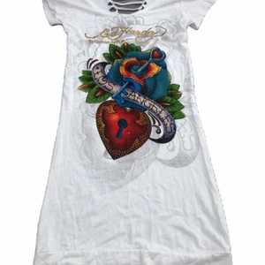 Ed Hardy tshirt - en så jävla snygg ed hardy y2k tshirt med rhinestones o skitcoolt tryck. den köptes för 300 kr secondhand o är i nyskick (inga diamanter saknas o inga defekter finns). tshirten är rätt lång men går att vika upp så att den ser ut som på sista bilden! (jag är 173 cm lång och bär oftast S) säljes för att ja inte får nån användning för den😩 vid större intresse blir det budgivning!! hör gärna av dig vid frågor o intresse💕