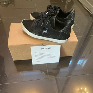 Zadig skor - Säljer mina fantastiska zadig skor med stjärnor som inte finns längre💞 Dem är endast använda till finare tillfällen och är därför nästan som nya