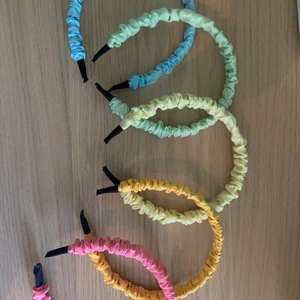 Diadem  - 5 st somriga färgglada diadem💞 Alla för 20 kr 🤍 Vissa är använda någon enstaka gång men annars är de helt i nyskick. Jättefina till sommarn 💗